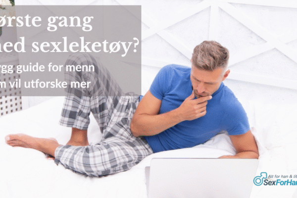 Mann i pysjamas ligger på senga og ser tenksomt på laptop – illustrerer en trygg og nysgjerrig start med sexleketøy