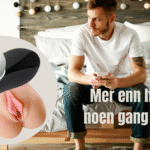 Bilde av mann på soverom med realistiske masturbatorer i fokus – illustrerer nytelse og sexleketøy for menn.