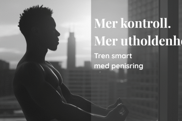 En muskuløs mann sitter i yogastilling foran et vindu med bysilhuett i bakgrunnen, i dyp konsentrasjon. Teksten på bildet lyder: "Mer kontroll. Mer utholdenhet. Tren smart med penisring."