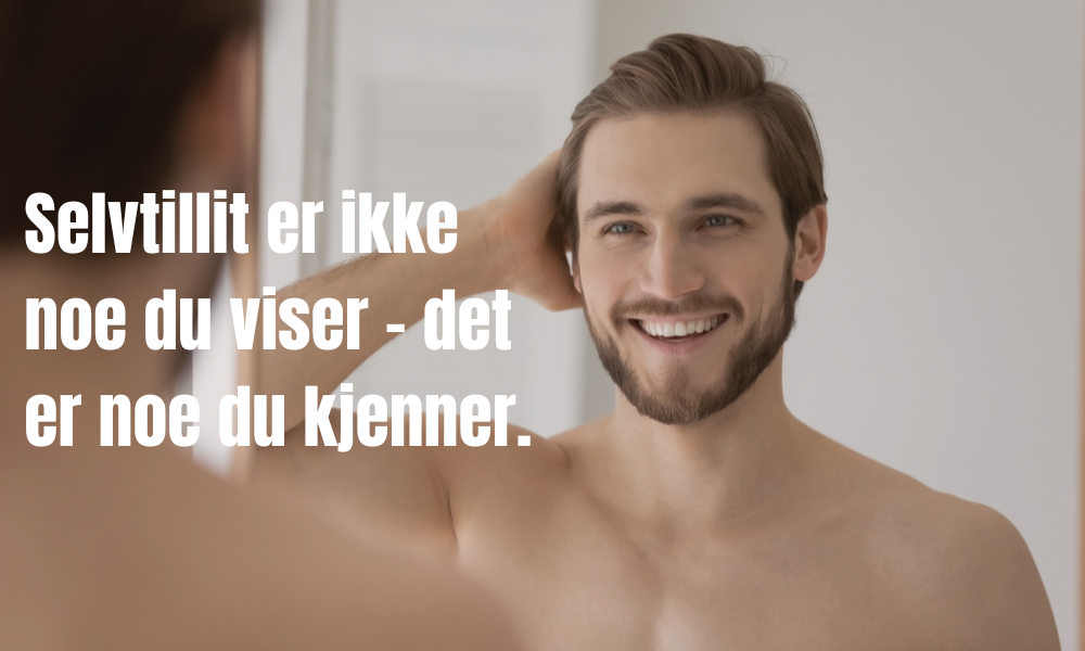 Smilende mann ser på seg selv i speilet med en trygg og fornøyd utstråling – illustrerer selvtillit og eierskap til egen kropp.