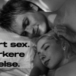 Nakent par ligger tett og tilfreds i sengen – illustrerer nærhet, etterklang og sterkere følelse med vibrerende penisring